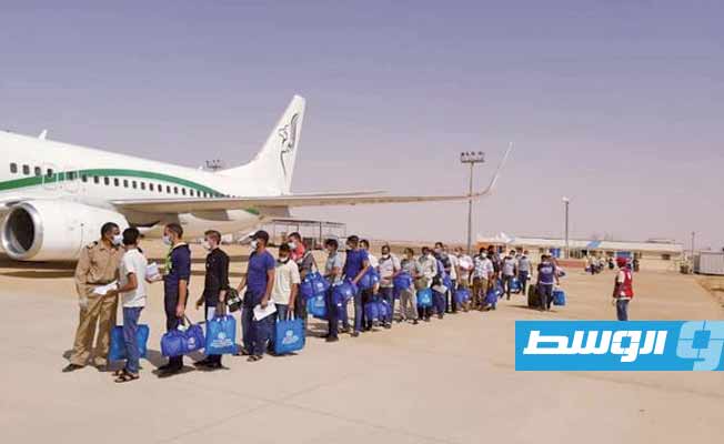 المهاجرون المصريون أثناء ترحيلهم بمطار معيتيقة، الأحد 18 يوليو 2021. (وزارة الداخلية)