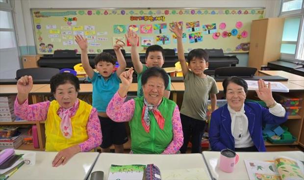 نساء مسنات يدخلن المدرسة الابتدائية في كوريا الجنوبية