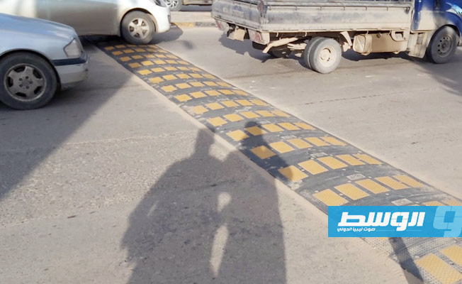 وضع مخفضات سرعة لمنع الحوادث أمام جامعة طرابلس