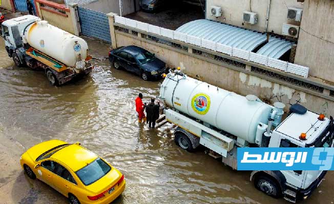 بالصور.. شفط مياه الأمطار وفتح مسارات الطرق في الفرناج بطرابلس