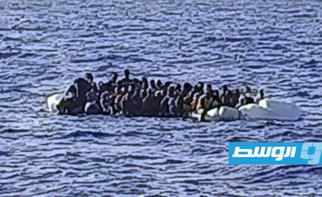 أحد القاربين الذي كان يقل مهاجرين قبل انقاذهم شمال صبراتة وزوارة. (مكتب المراسم والإعلام برئاسة أركان القوات البحرية)