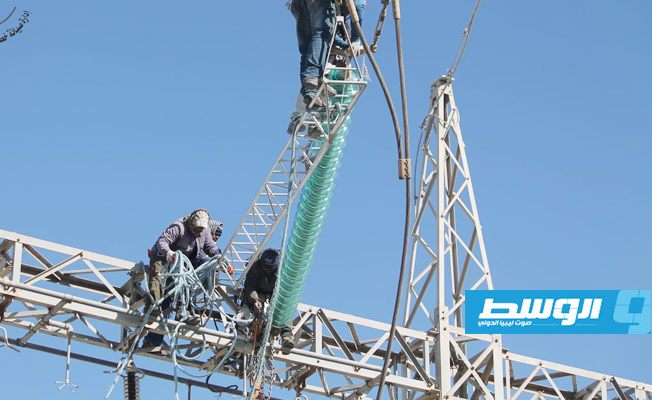 جانب من أعمال صيانة خط كهرباء جنوب طرابلس، 7 يناير 2021، (شركة الكهرباء)