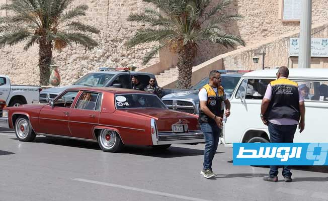 نادي طرابلس للسيارات الكلاسيكية ينظم جولة ميدانية في شوارع طرابلس لنزلاء «دار الوفاء لرعاية العجزة والمسنين» (فيسبوك)