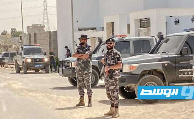 أفراد الشرطة بالقرب من المزرعة التي جرى إخلائها في عين زارة، 5 سبتمبر 2022. (وزارة الداخلية بحكومة الدبيبة)