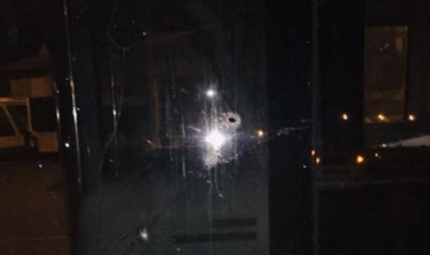 شظايا القصف تحطم زجاج أحد الحافلات في المطار