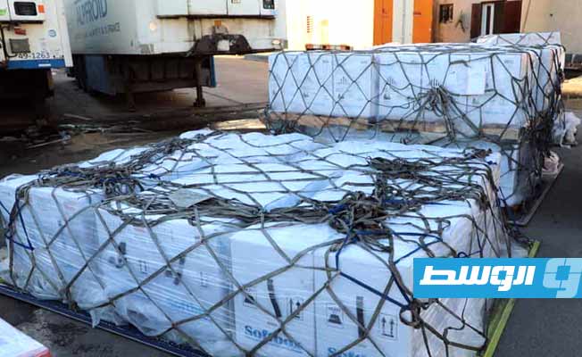 جانب من شحنة لقاحات «فايزر» التي أرسلتها الولايات المتحدة إلى ليبيا عبر مطار معيتيقة في طرابلس. (مركز مكافحة الأمراض)