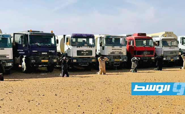 شاحنات تحمل وقودًا مهربًا وسيارات تحمل مهاجرين جرى توقيفها في عدة أماكن صحراوية «اللواء 444 قتال»