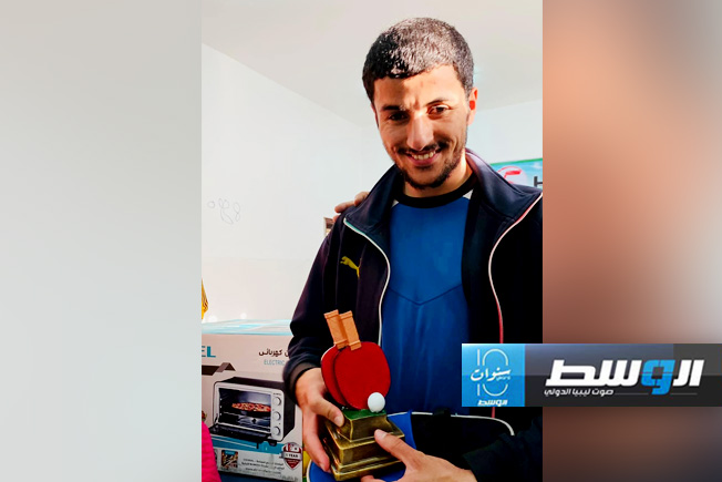 تكريم خالد المبروك الفائز بكأس بطولة دوري كرة تنس الطاولة بسرت. (صفحة بلدية سرت عبر فيسبوك)