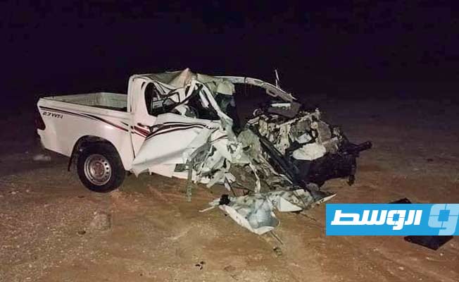 سيارة المواطن المتوفي في موقع الحادث على طريق سرت - الجفرة. (الإنترنت)