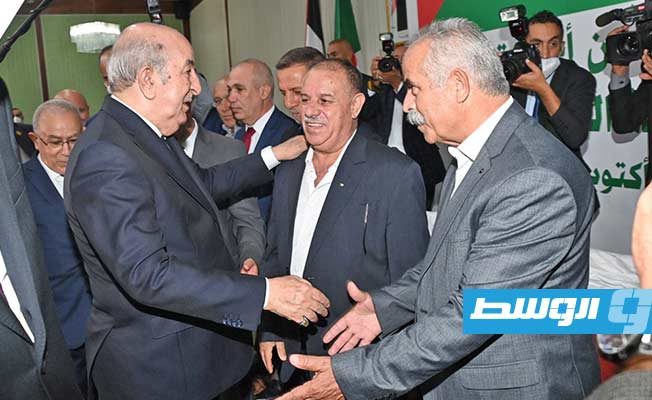 زيارة تبون إلى ممثلي الفصائل الفلسطينية المشاركين في مؤتمر «لم الشمل» بالجزائر العاصمة، الأربعاء 12 أكتوبر 2022. (الرئاسة الجزائرية)