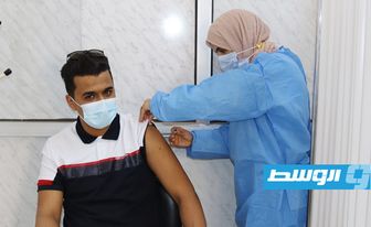 مواطن يتلقي التطعيم ضد كورونا داخل مركز طبي في بنغازي الأحد 25أبريل 2021( إنترنت)