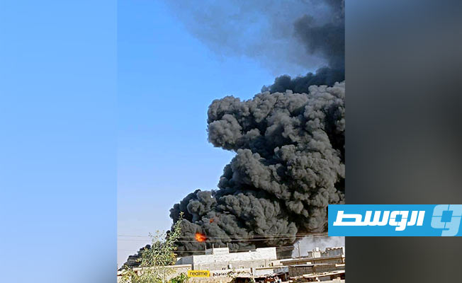 نشوب حريق هائل بمنطقة القوارشة في بنغازي (فيديو)