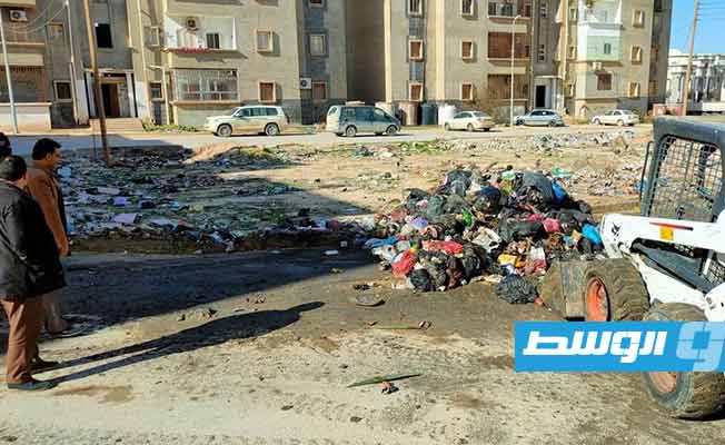 حملة النظافة التي أطلق المجلس التسييري بعدد من أحياء طبرق. (المجلس البلدي طبرق)