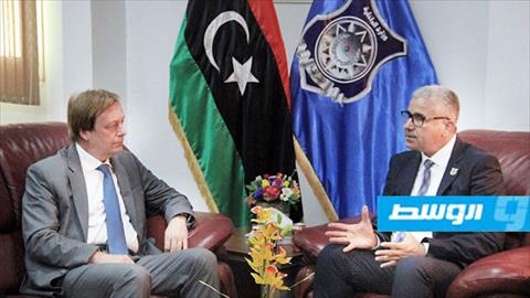باشاغا يناقش مع السفير البريطاني سبل التعاون في مجال المباحث الجنائية