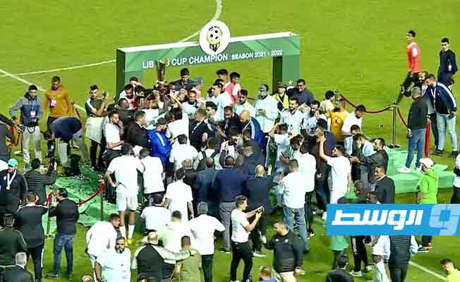 لاعبو الأهلي طرابلس يحتفلون بالكأس مع الجهاز الفني، الثلاثاء 2 مايو 2023 (لقطة مثبتة من بث مباشر، قناة ليبيا الرياضية)
