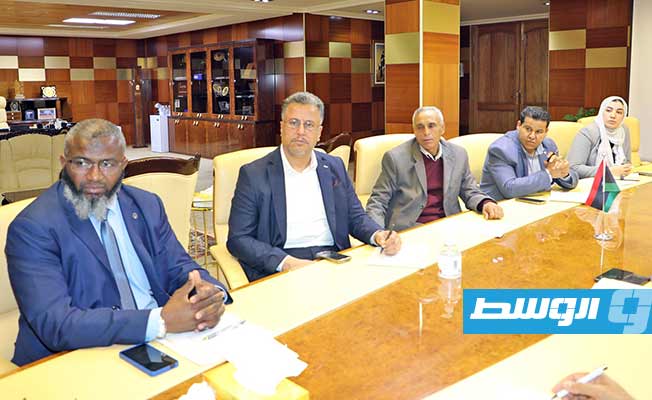 وزير التجارة والصناعة محمد الحويج يجتمع مع عدد من مديري الإداراة بالوزارة، الأربعاء 12 أبريل 2023 (صفحة الوزارة على فيسبوك)