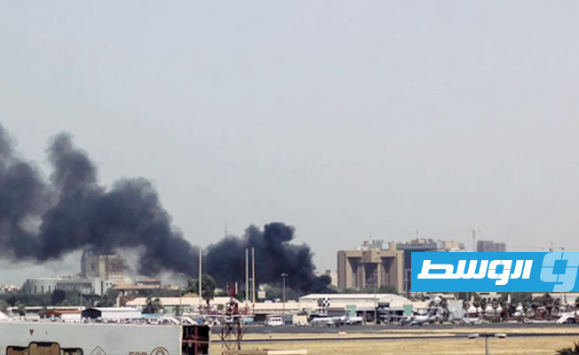 دخان يتصاعد فوق مبان بالخرطوم في 15 أبريل 2023 وسط أنباء عن اشتباكات بالمدينة بين الجيش السوداني وقوات الدعم السريع. (أ ف ب)