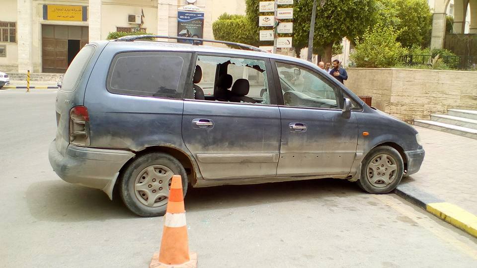 السيارة المشتبه بها أمام مسجد الدعوة الإسلامية بميدان الجزائر. (الإنترنت)