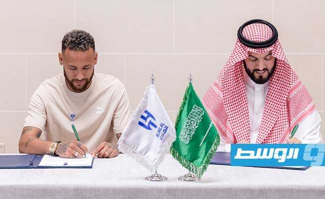 نيمار خلال توقيع عقد انتقاله إلى الهلال السعودي الأزرق. (الصفحة الرسيمة لنادي الهلال السعودي على الفيسبوك)