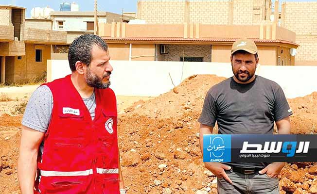 فريق الهلال الأحمر فرع درنة بموقع انتشال الرفات البشرية في المدينة. (جمعية الهلال الأحمر الليبي)