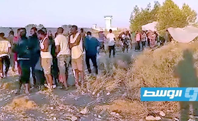 تونس تنقل المهاجرين العالقين بالمنطقة العازلة مع ليبيا إلى «ملاجئ آمنة»