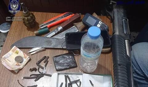 ضبط شخص بحوزته مخدرات وسلاح ناري وقنبلة في بنغازي
