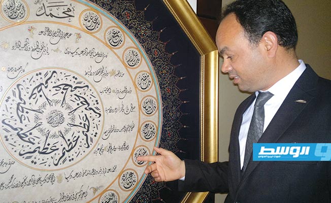 الخطاط علي البوسيفي أمام لوحته «الحلية المحمدية» (بوابة الوسط)