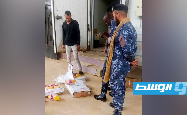 أفراد من مركز الرقابة على الأغذية في غات والحرس البلدي خلال مصادرة دواجن فاسدة بأحد مطاعم المدينة.