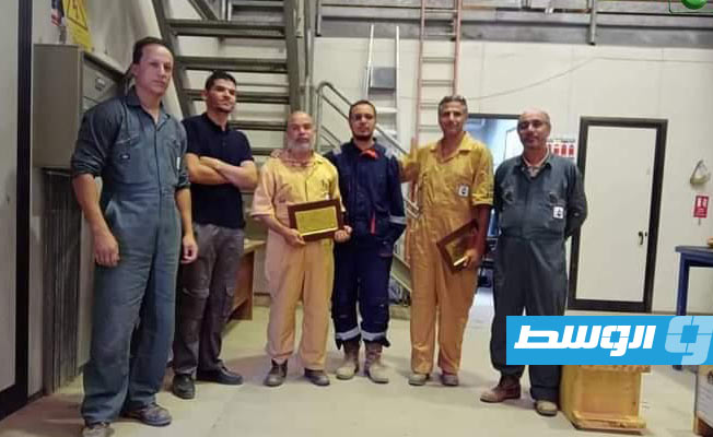 عمال وموظفون بشركة الخليج العربي للنفط بعد مساهمتهم في مشروع تطوير محركات ضواغط الغاز. (الشركة)