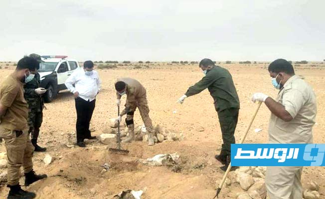 انتشال رفات جثث مدفونة في وادي نفد شرق بني وليد