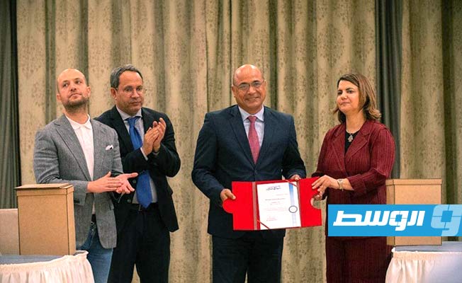 المنقوش تكرم المشاركين في تنظيم مؤتمر دعم الاستقرار، طرابلس، 27 أكتوبر 2021. (وزارة الخارجية)