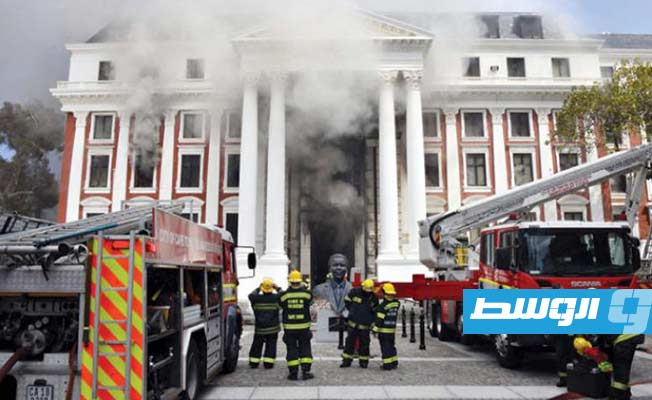اندلاع النيران مجددا في برلمان جنوب أفريقيا بعد السيطرة عليها