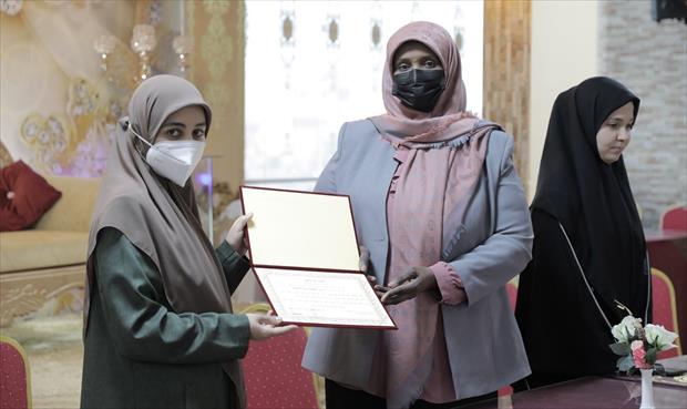 وزيرة الثقافة شاركت في تكريم وتوزيع الجوائز على المتسابقين في مسابقة حفظ القرآن الكريم (فيسبوك)