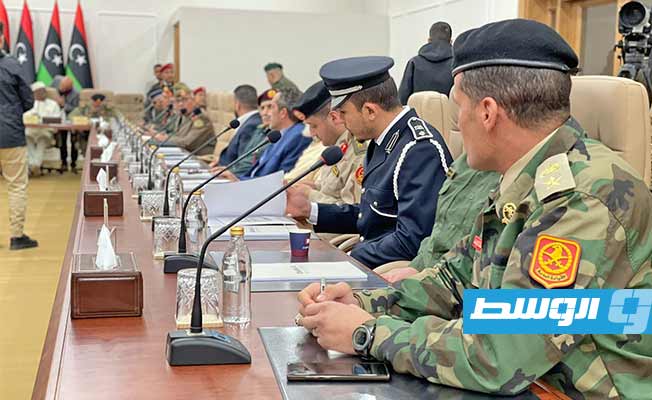 أعضاء اللجنة العسكرية المشتركة «5+5» والقيادات العسكرية والأمنية في ختام اجتماعهم بمدينة بنغازي، 8 أبريل 2023. (البعثة الأممية)