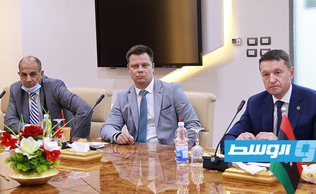 وفد شركة تاتنف الروسية خلال اجتماعهم مع صنع الله والمسؤولين الليبيين في طرابلس، الثلاثاء 15 يونيو 2021. (مؤسسة النفط)