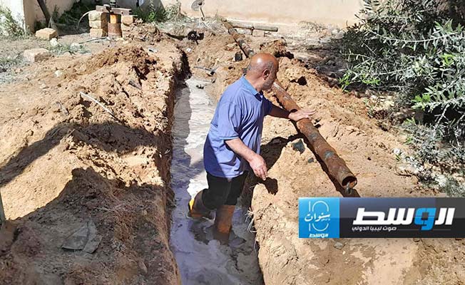 صيانة خط مياه وتغيير آخر في منطقة الحرشة بالزاوية