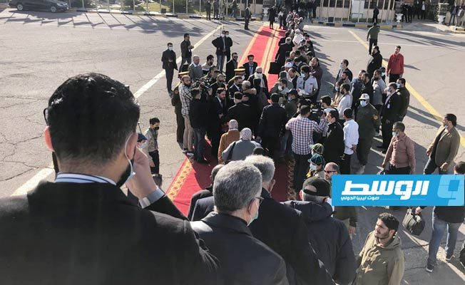 جانب من نقل مشاركين في الملتقى السياسي الليبي بجنيف عبر شركة «طيران البراق». (الشركة)