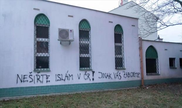 تخريب واجهة مسجد في تشيكيا بكتابات تهدد بقتل مسلمين