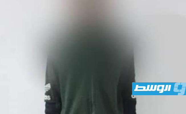 أحد أفراد التشكيل العصابي الذين جرى القبض عليهم في اللثامة ببنغازي، 12 مارس 2023. (مديرية أمن بنغازي)