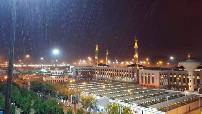 بالفيديو والصور: أمطار غزيرة على مكة عشية الوقوف بعرفة