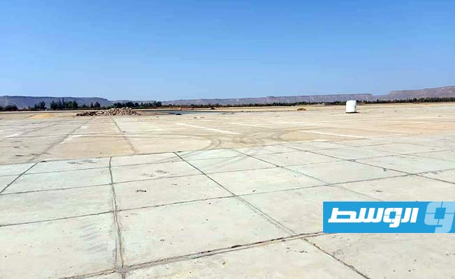 أعمال صيانة ساحة وقوف الطائرات بمطار أوباري جنوب غرب ليبيا، الأحد 2 يوليو 2023. (مصلحة المطارات)