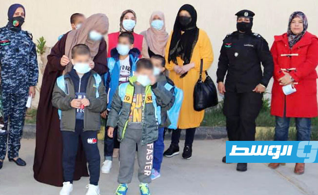 المجموعة الأخيرة من التونسيات المتهمات بقضية «داعش» رفقة أطفالهن أثناء ترحيلهن إلى بلادهن. (الشرطة القضائية)