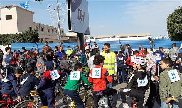 جانب من فعاليات سباق الدراجات الأول لمدارس أبوسليم. (صفحة بلدية أبوسليم على فيسبوك).