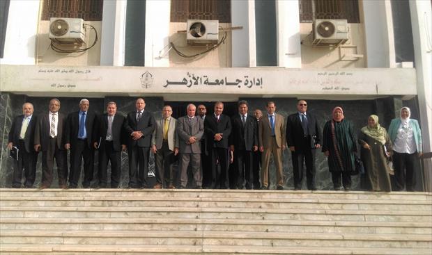مسؤولي الجامعة في صورة تذكارية مع الوزير المفوض يوسف جلالة. (الوسط)
