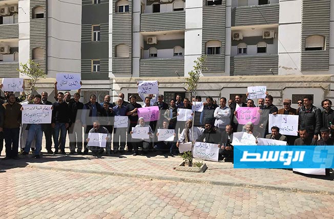 معلمو طبرق يحتجون أمام مقر مجلس النواب للمطالبة بحقوقهم