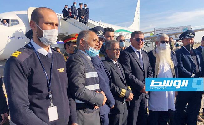 رئيس حكومة الوحدة الوطنية عبد الحميد دبيبة خلال استقباله أعضاء بملتقى الحوار السياسي بعد عودتهم إلى ليبيا. (شركة طيران البراق)