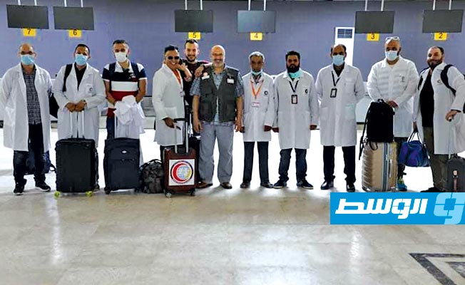 مدير مركز مكافحة الأمراض والأطباء الليبيين الـ18 قبل مغادرتهم مطار معيتيقة الدولي إلى إيطاليا. يوم 18 مايو 2019.(فيسبوك)
