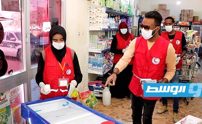 متطوعو الهلال الأحمر في غدامس يقومون بتوعية المواطنين بفيروس كورونا. ( تصوير : عبدالسلام الحشائشي).