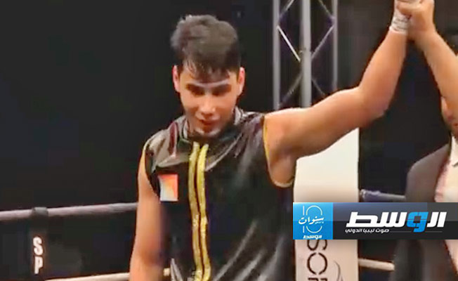 لحظة إعلان فوز الملاكم الليبي سعد الفلاح على البلجيكي أندريا ساجورا في مواجهات البطولة الأوروبية «EBU» المقامة في باريس، السبت 29 يونيو 2024 (لقطة مثبتة من الفيديو)
