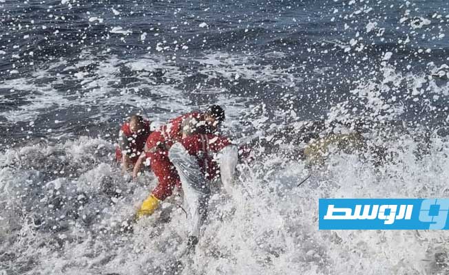 من جهود انتشال مهاجرين غير شرعيين قبالة ساحل صبراتة، 24 أبريل 2023. (الهلال الأحمر الليبي)